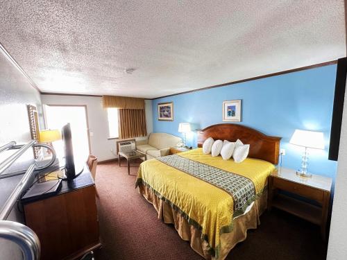a hotel room with a bed and a couch at Night Inn in Sweet Springs