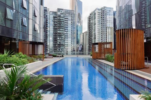 una gran piscina en una ciudad con edificios altos en Mega Style Apartments Melbourne Square, en Melbourne