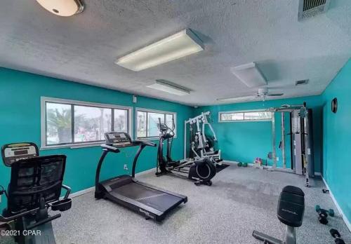 una habitación con un gimnasio con paredes azules en Remodeled Family Space!, en Panama City Beach