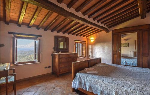 sypialnia z łóżkiem, komodą i oknem w obiekcie Rustico Antonella w mieście Camaiore