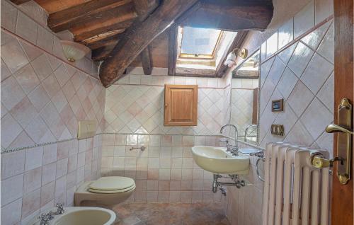 łazienka z umywalką i toaletą w obiekcie Rustico Antonella w mieście Camaiore