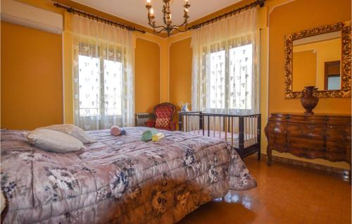 1 dormitorio con cama, espejo y tocador en Awesome Home In Fivizzano With Kitchen, en Fivizzano
