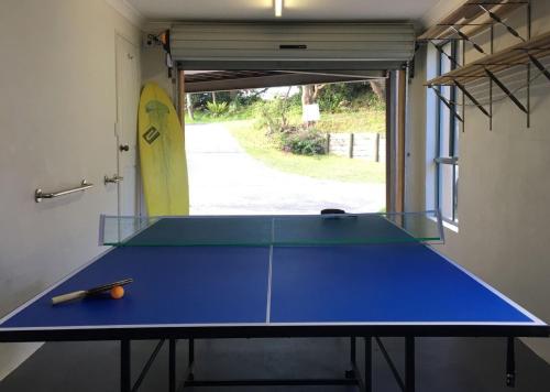 Stolní tenis v ubytování Far Shore nebo okolí