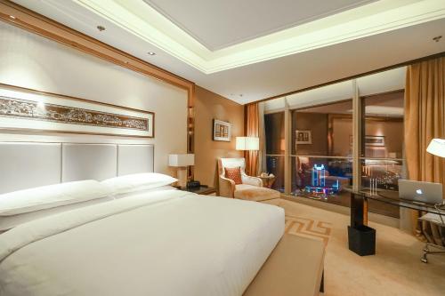 Katil atau katil-katil dalam bilik di Changzhou Marriott Hotel