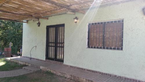 - une vue sur l'extérieur d'une maison avec un toit en bois dans l'établissement DON CASTRO ALOJAMIENTO, à San Roque