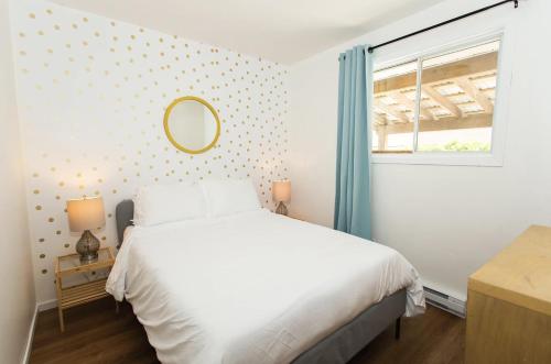 Ένα ή περισσότερα κρεβάτια σε δωμάτιο στο The Finch Beach Resort