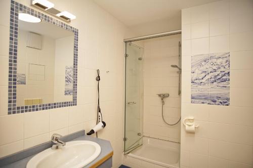 uma casa de banho com um lavatório e um chuveiro em Ferienwohnung mit traumhaftem Meerblick - Haus am Meer FeWo 07 em Lohme