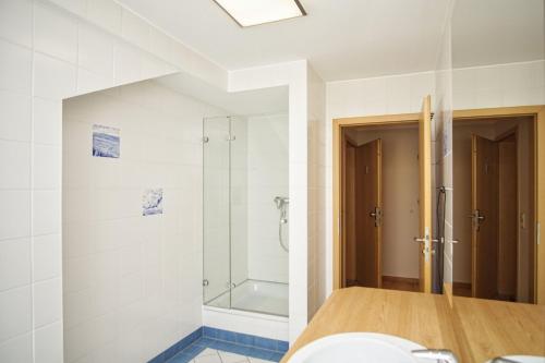 uma casa de banho com um chuveiro, um WC e um lavatório. em Ferienwohnung mit traumhaftem Meerblick - Haus am Meer FeWo 12 em Lohme