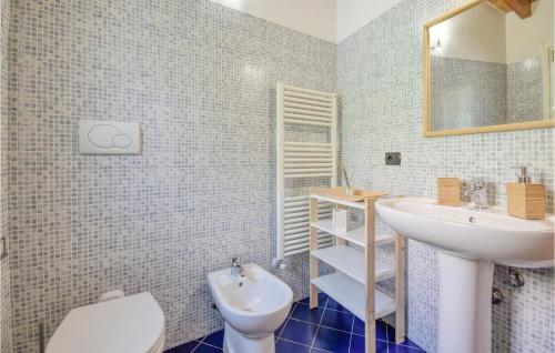 La salle de bains est pourvue d'un lavabo, de toilettes et d'un miroir. dans l'établissement 2 Bedroom Nice Home In Moneglia, à Moneglia