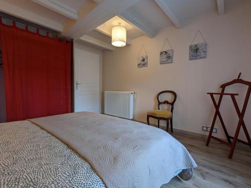 une chambre avec un grand lit et une chaise dans l'établissement Maison Charentaise Rénovée: 3 Ch, Terrasse, Piscine Chauffée, Sauna, Jardin, Équipements Bébé, WiFi - FR-1-653-80, à Salles-de-Barbezieux