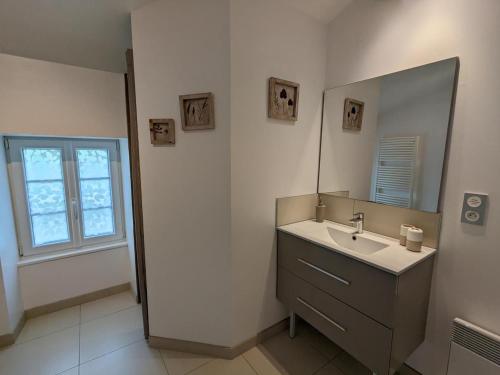 une salle de bain avec un lavabo et un miroir dans l'établissement Maison Charentaise Rénovée: 3 Ch, Terrasse, Piscine Chauffée, Sauna, Jardin, Équipements Bébé, WiFi - FR-1-653-80, à Salles-de-Barbezieux