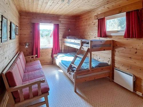 Postel nebo postele na pokoji v ubytování Five-Bedroom Holiday home in Kvenvær