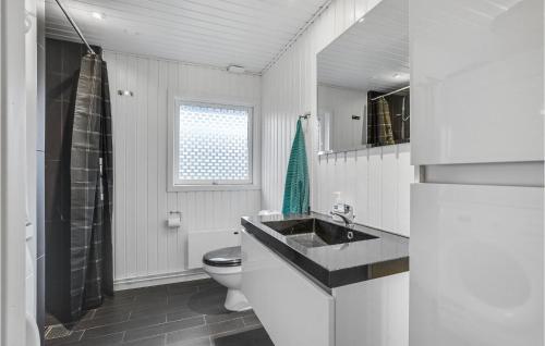 Baño blanco con lavabo y aseo en Skovly en Toftlund