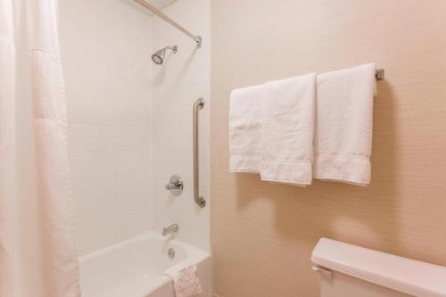 ein Badezimmer mit einer Badewanne, einem WC und Handtüchern in der Unterkunft Fairfield Inn by Marriott Ponca City in Ponca City