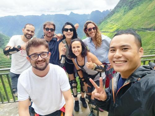 un grupo de personas posando para una foto en las montañas en Sky Bay Ha Giang en Ha Giang