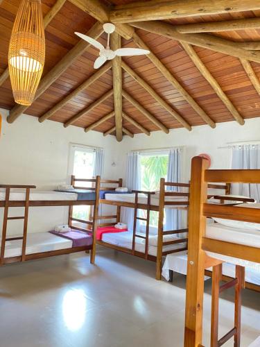 ein Zimmer mit vielen Etagenbetten in der Unterkunft Hashigute Spa e Hostel in Arraial d'Ajuda