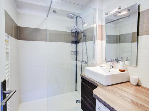 une salle de bain avec un lavabo et une douche dans l'établissement Appartement 2 étoiles à Sète : 3 pièces près de la plage avec parking et équipements modernes - FR-1-338-511, à Sète
