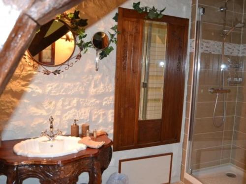 Koupelna v ubytování Gîte historique avec piscine privée, proche de Chinon - FR-1-381-530
