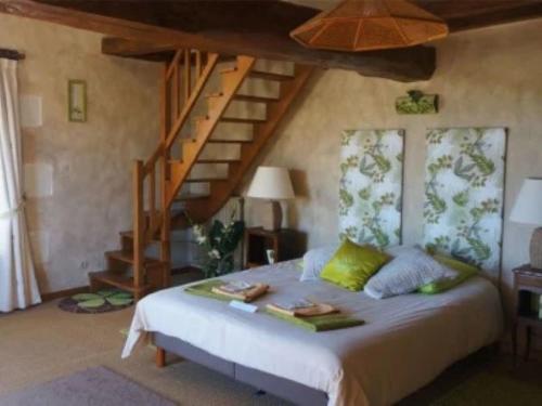 Postel nebo postele na pokoji v ubytování Gîte historique avec piscine privée, proche de Chinon - FR-1-381-530