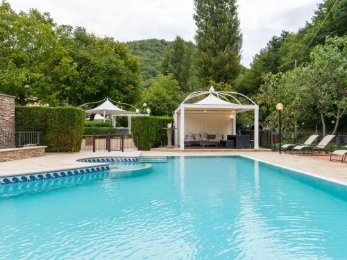 Bazén v ubytovaní Tasteful Holiday Home in Folignio with Garden alebo v jeho blízkosti