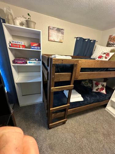 Łóżko lub łóżka piętrowe w pokoju w obiekcie The Upriver House