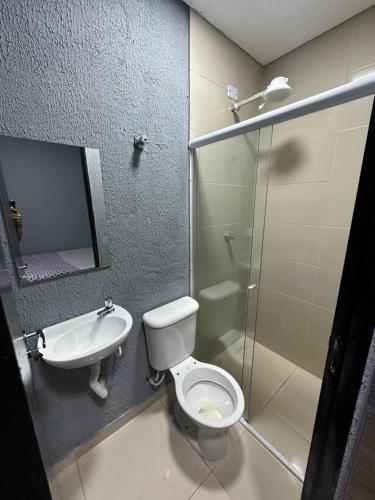 y baño con aseo, lavabo y ducha. en ON HOSTEL II Gru Aeroporto Translado 24 hs en Guarulhos