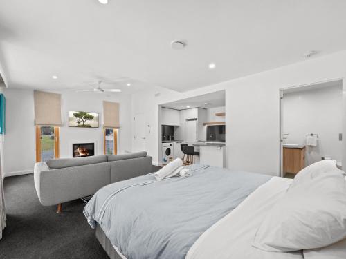 克拉肯貝克的住宿－Yuki Studio，白色卧室设有一张大床和一张沙发