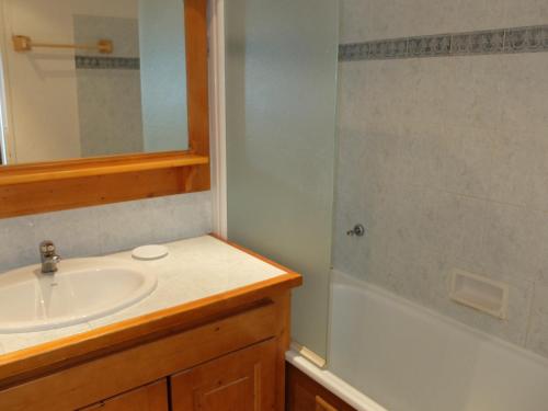 une salle de bain avec un lavabo, un miroir et une baignoire dans l'établissement Appartement pratique avec balcon, au pied des pistes et commerces, 6 pers., Tignes - FR-1-502-521, à Tignes