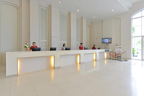 a lobby with people sitting at a reception desk at D Varee Jomtien Beach, Pattaya in Jomtien Beach
