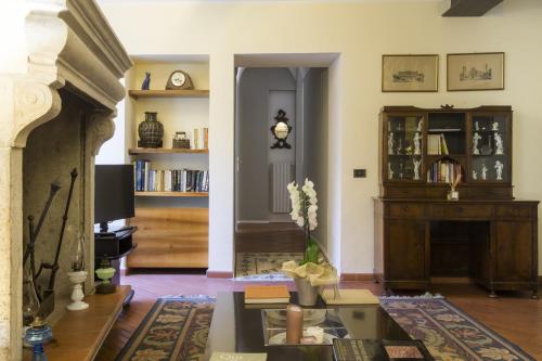 a living room with a fireplace and a table at Hotel Degli Oleandri in Sirmione
