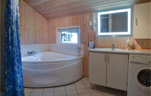 Koupelna v ubytování Stunning Home In Oksbl With Kitchen