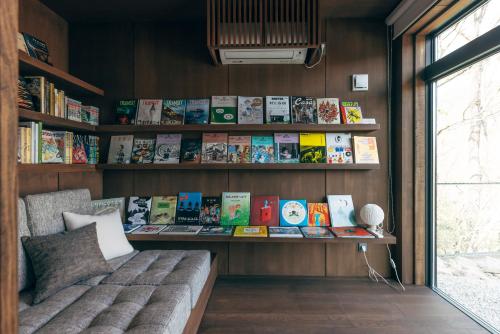 加東市にあるGLAMP CABIN　東条湖・丹波篠山のソファの横に本棚