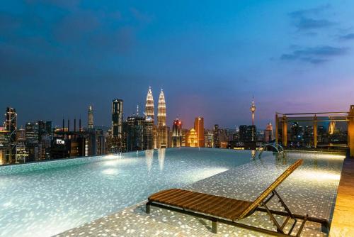 basen na dachu budynku z miastem w obiekcie ExpressionZ Suites KLCC by EC w Kuala Lumpur