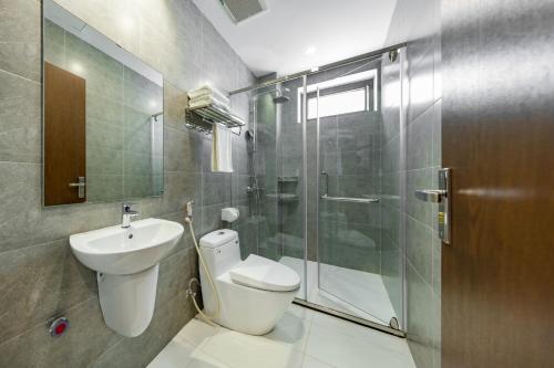 uma casa de banho com um WC, um chuveiro e um lavatório. em Phong Lan Apartments em Hai Phong