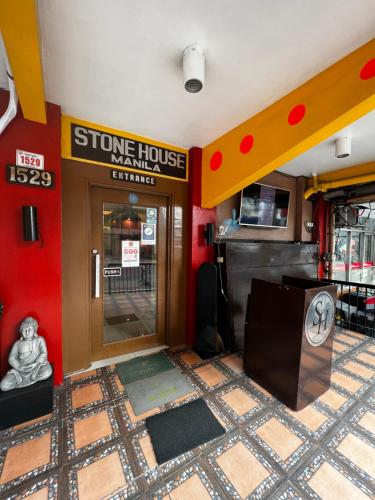 uma frente de loja com um sinal para uma clínica de karaté forte em Stone House Manila em Manilla