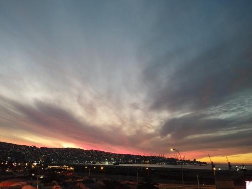 a cloudy sky over a city at sunset at Departamento 1 Dormitorio 1 Baño Valparaíso in Valparaíso