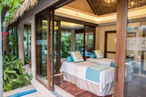 Voodi või voodid majutusasutuse Sheraton Buganvilias Resort & Convention Center toas