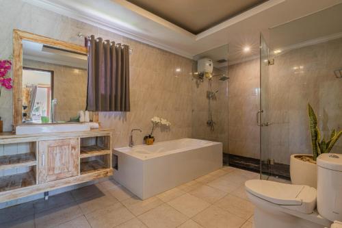 e bagno con vasca, servizi igienici e lavandino. di Favorit Exclusive Villa & Bungalow a Nusa Penida