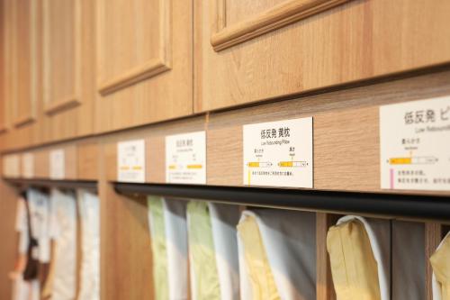 スーパーホテル宇都宮に飾ってある許可証、賞状、看板またはその他の書類