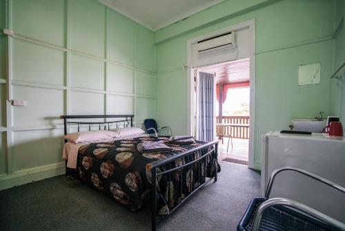 Postel nebo postele na pokoji v ubytování Commercial Hotel