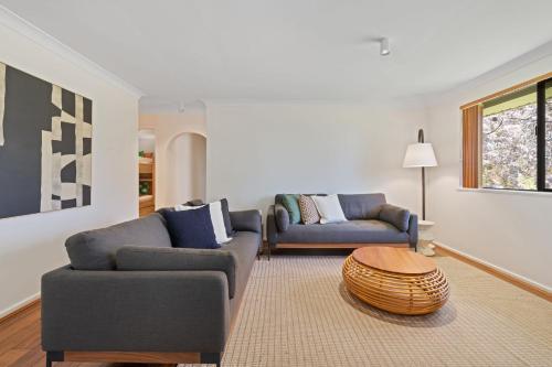 uma sala de estar com dois sofás e uma mesa em Bendalong - Rural Retreat, Short Drive to CBD em Orange