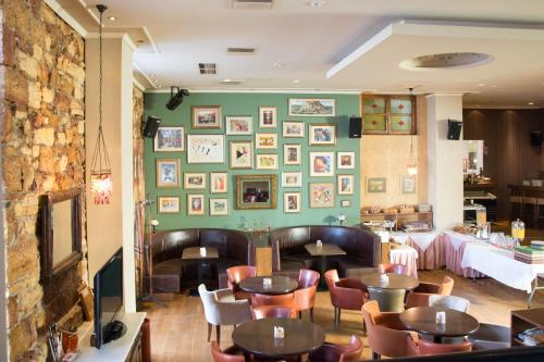 ルトラ・エディプソスにあるIstiaia Hotel Spaのレンガの壁のレストラン