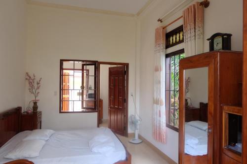 ein Schlafzimmer mit einem weißen Bett und einem Fenster in der Unterkunft Moon house tropical garden - Coconut in Nha Trang