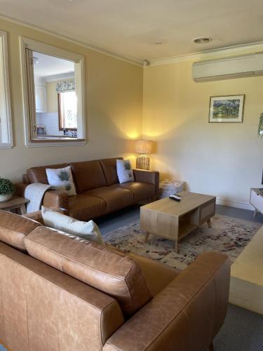 una sala de estar con un sofá y una mesa en Residence on Cemar - Home Away from Home, en Orange