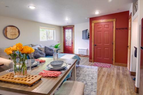 sala de estar con mesa y puerta roja en Southern Colorado Rental 10 Mi to Mesa Verde, en Cortez