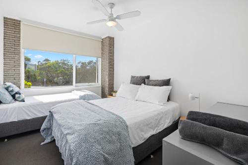 1 dormitorio con 2 camas y ventana en Moody's Beach Apartment, en Blairgowrie