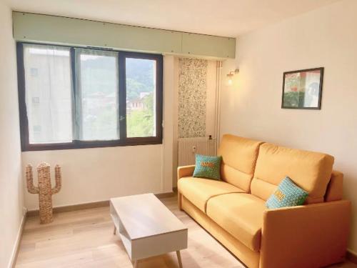 un salon avec un canapé et une table dans l'établissement Joli studio proche vieille ville + parking, à Annecy