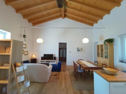 Il dispose d'une cuisine et d'un salon avec un plafond en bois. dans l'établissement Giardino Arancio - casa vacanze, à Giarre