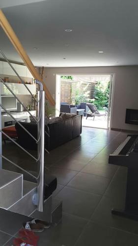 un salon avec un canapé et une table dans l'établissement Proche avignon, pont du gard,nuitee possible, à Rochefort-du-Gard