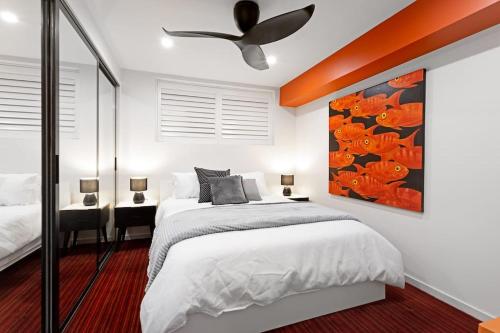 A bed or beds in a room at Waterfront two-bedroom Getaway